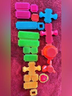 Bristle Building Toy - Green, Yellow, Red & Blue - 21 pieces